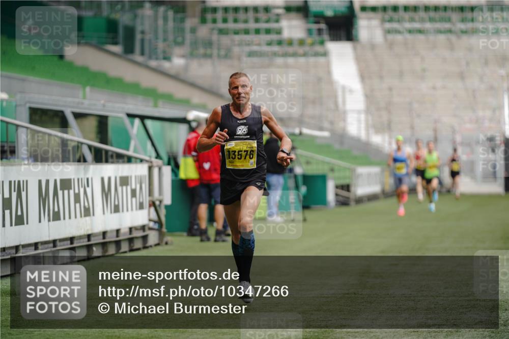 13.09.2026 - 21. swb-Marathon Bremen Michael Burmester http://msf.ph/oto/10347266 13.09.2026 10:16:31 Laufen im Stadion 10597, 12272, 13501, 13510, 13515, 13517, 13525, 13542, 13547, 13567, 13576, 13579, 13623, 13627, 13635 meine-sportfotos.de