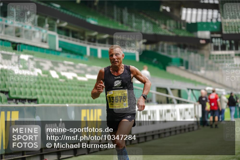 13.09.2026 - 21. swb-Marathon Bremen Michael Burmester http://msf.ph/oto/10347284 13.09.2026 10:16:34 Laufen im Stadion 10597, 12272, 13501, 13510, 13515, 13517, 13525, 13542, 13547, 13567, 13576, 13579, 13623, 13627, 13635 meine-sportfotos.de