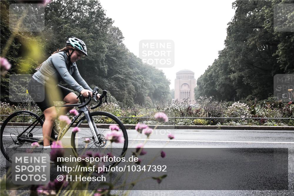13.09.2026 - Stadtparktriathlon H.Heesch http://msf.ph/oto/10347392 13.09.2026 10:04:07 Radfahren 215, 230, 297 meine-sportfotos.de