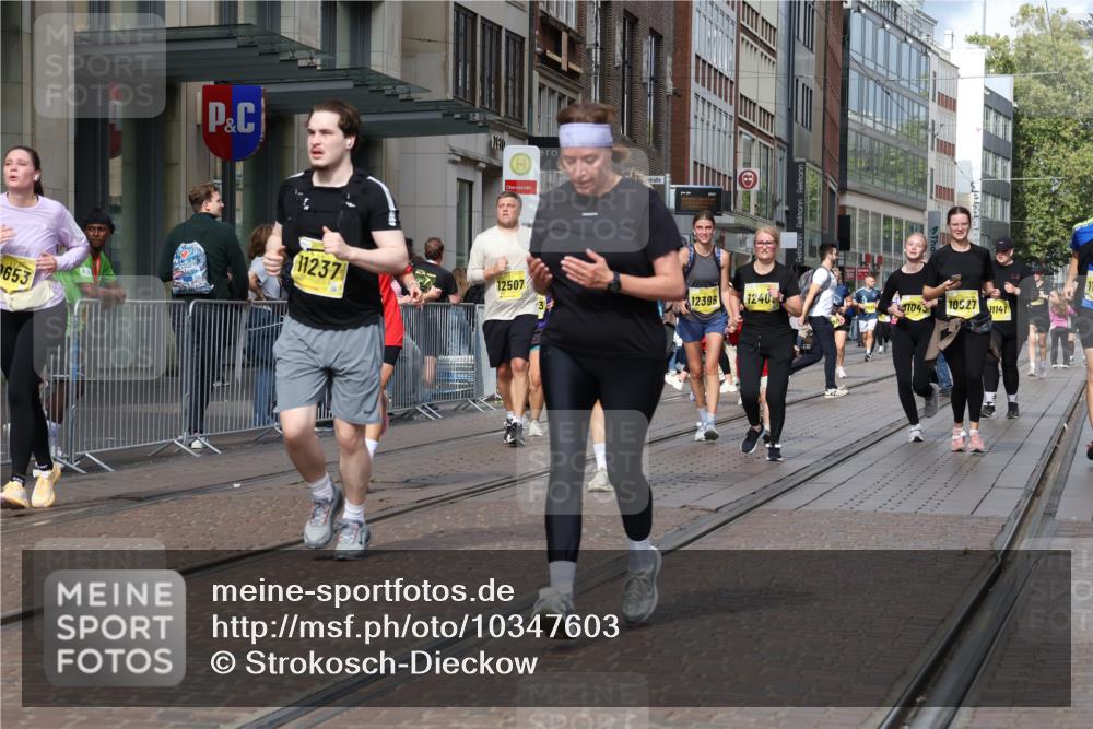 13.09.2026 - 21. swb-Marathon Bremen Strokosch-Dieckow http://msf.ph/oto/10347603 13.09.2026 11:10:48 Ziel 10163, 10313, 10419, 10527, 10547, 10611, 10644, 10653, 10792, 10841, 11043, 11062, 11141, 11231, 11237, 11483, 11679, 11691, 11745, 11993, 12148, 12396, 12401, 12507, 10002, 10148, 10247, 10422, 10461, 10462, 10547, 10719, 10768, 10791, 10911, 11047, 11283, 11298, 11300, 11309, 11327, 11335, 11465, 11513, 11583, 11736, 11756, 11846, 12183, 12227, 12454 meine-sportfotos.de