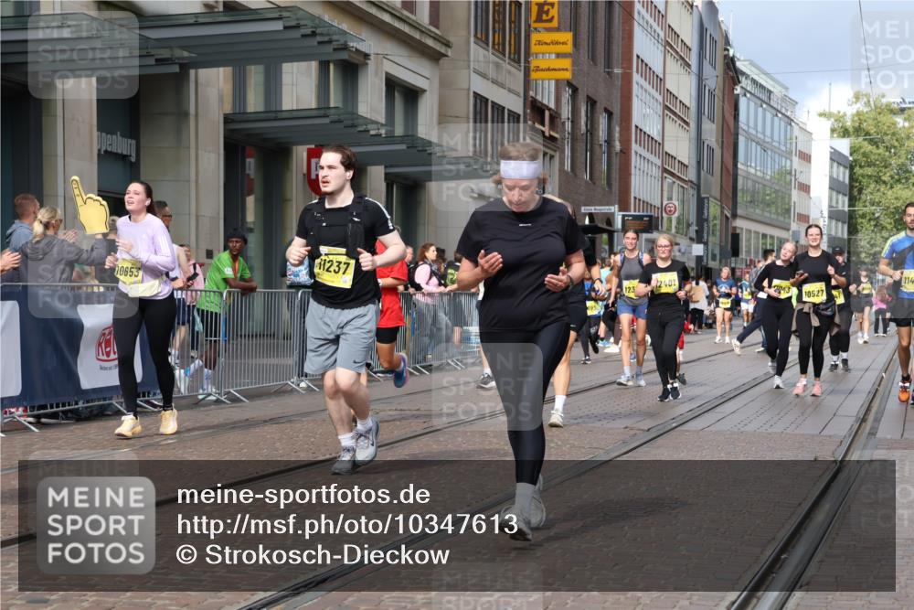 13.09.2026 - 21. swb-Marathon Bremen Strokosch-Dieckow http://msf.ph/oto/10347613 13.09.2026 11:10:48 Ziel 10163, 10313, 10419, 10527, 10547, 10611, 10644, 10653, 10792, 10841, 11043, 11062, 11141, 11231, 11237, 11483, 11679, 11691, 11745, 11993, 12148, 12396, 12401, 12507, 10002, 10148, 10247, 10422, 10461, 10462, 10547, 10719, 10768, 10791, 10911, 11047, 11283, 11298, 11300, 11309, 11327, 11335, 11465, 11513, 11583, 11736, 11756, 11846, 12183, 12227, 12454 meine-sportfotos.de