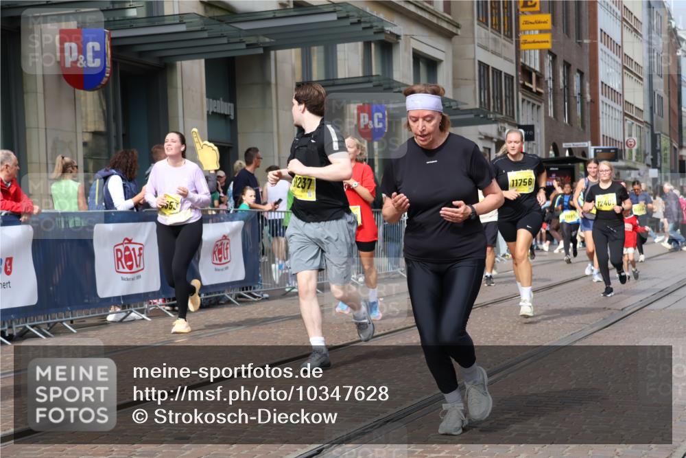 13.09.2026 - 21. swb-Marathon Bremen Strokosch-Dieckow http://msf.ph/oto/10347628 13.09.2026 11:10:49 Ziel 10163, 10313, 10419, 10527, 10611, 10644, 10653, 10792, 10841, 11043, 11062, 11141, 11231, 11237, 11458, 11483, 11679, 11691, 11745, 11993, 12148, 12396, 12401, 12507, 10002, 10148, 10163, 10247, 10422, 10461, 10462, 10547, 10719, 10768, 10911, 11047, 11283, 11298, 11300, 11309, 11327, 11335, 11465, 11513, 11583, 11736, 11756, 11846, 12183, 12227 meine-sportfotos.de