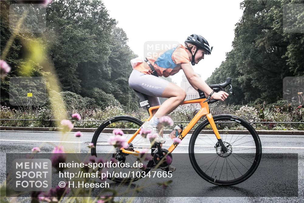 13.09.2026 - Stadtparktriathlon H.Heesch http://msf.ph/oto/10347665 13.09.2026 10:09:47 Radfahren 249, 257 meine-sportfotos.de