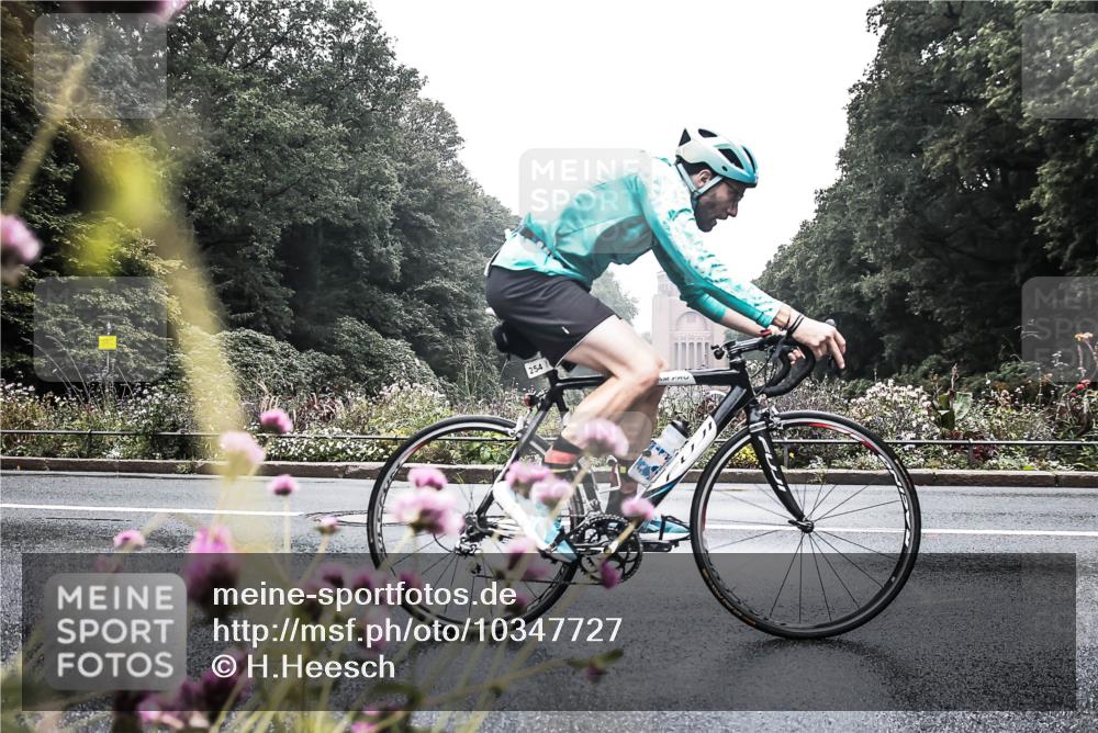 13.09.2026 - Stadtparktriathlon H.Heesch http://msf.ph/oto/10347727 13.09.2026 10:11:05 Radfahren 254, 267, 330 meine-sportfotos.de