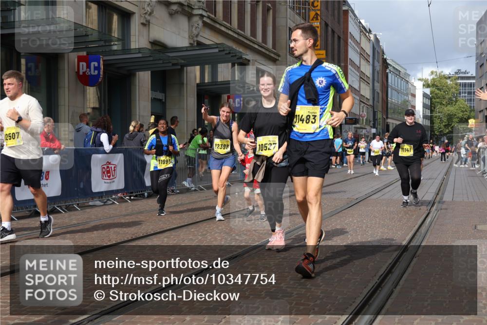 13.09.2026 - 21. swb-Marathon Bremen Strokosch-Dieckow http://msf.ph/oto/10347754 13.09.2026 11:10:54 Ziel 10313, 10419, 10527, 10611, 10644, 10653, 10841, 11036, 11062, 11141, 11216, 11231, 11237, 11458, 11483, 11679, 11691, 11745, 11870, 11993, 12126, 12148, 12396, 12401, 12507, 10148, 10163, 10461, 10462, 10547, 10768, 10792, 10841, 10911, 11043, 11047, 11237, 11283, 11298, 11309, 11327, 11335, 11465, 11513, 11583, 11736, 11756, 11846, 12183 meine-sportfotos.de