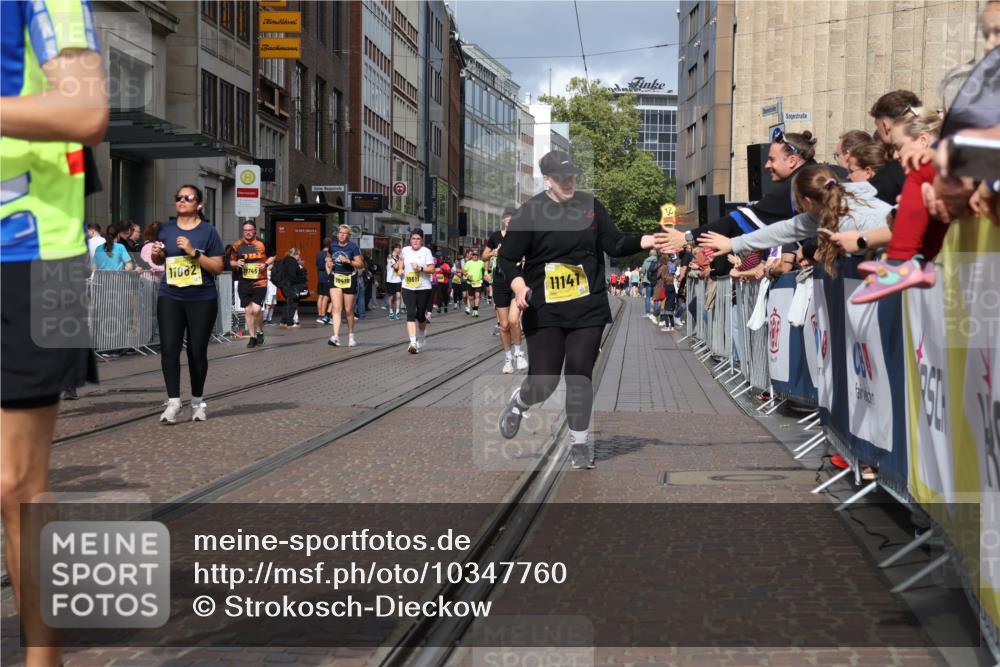 13.09.2026 - 21. swb-Marathon Bremen Strokosch-Dieckow http://msf.ph/oto/10347760 13.09.2026 11:10:55 Ziel 10313, 10419, 10527, 10611, 10644, 10653, 11036, 11062, 11141, 11216, 11231, 11458, 11483, 11679, 11691, 11745, 11870, 11993, 12126, 12148, 12396, 12401, 12464, 12507, 10148, 10163, 10461, 10462, 10547, 10653, 10792, 10841, 10911, 11043, 11047, 11237, 11283, 11298, 11309, 11327, 11335, 11465, 11513, 11583, 11736, 11756, 11846, 11993, 12183 meine-sportfotos.de