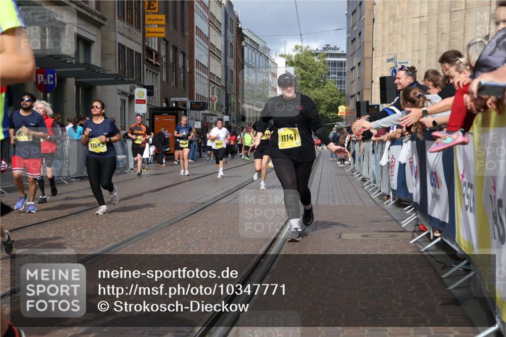 13.09.2026 - 21. swb-Marathon Bremen Strokosch-Dieckow http://msf.ph/oto/10347771 13.09.2026 11:10:56 Ziel 10313, 10419, 10527, 10611, 10644, 11036, 11062, 11141, 11216, 11231, 11458, 11483, 11679, 11691, 11745, 11870, 12126, 12148, 12396, 12401, 12464, 12507, 10148, 10163, 10461, 10462, 10547, 10653, 10792, 10841, 10911, 11043, 11047, 11237, 11309, 11327, 11335, 11465, 11513, 11583, 11736, 11756, 11846, 11993 meine-sportfotos.de