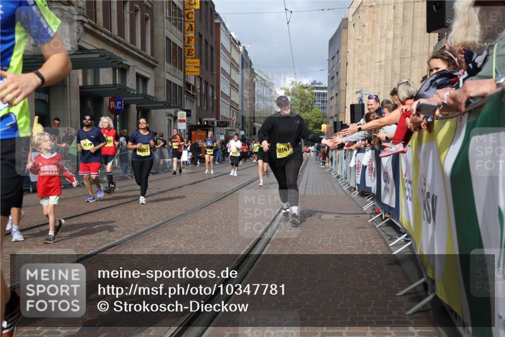 13.09.2026 - 21. swb-Marathon Bremen Strokosch-Dieckow http://msf.ph/oto/10347781 13.09.2026 11:10:56 Ziel 10313, 10419, 10527, 10611, 10644, 11036, 11062, 11141, 11216, 11231, 11458, 11483, 11679, 11691, 11745, 11870, 12126, 12148, 12396, 12401, 12464, 12507, 10148, 10163, 10461, 10462, 10547, 10653, 10792, 10841, 10911, 11043, 11047, 11237, 11309, 11327, 11335, 11465, 11513, 11583, 11736, 11756, 11846, 11993 meine-sportfotos.de