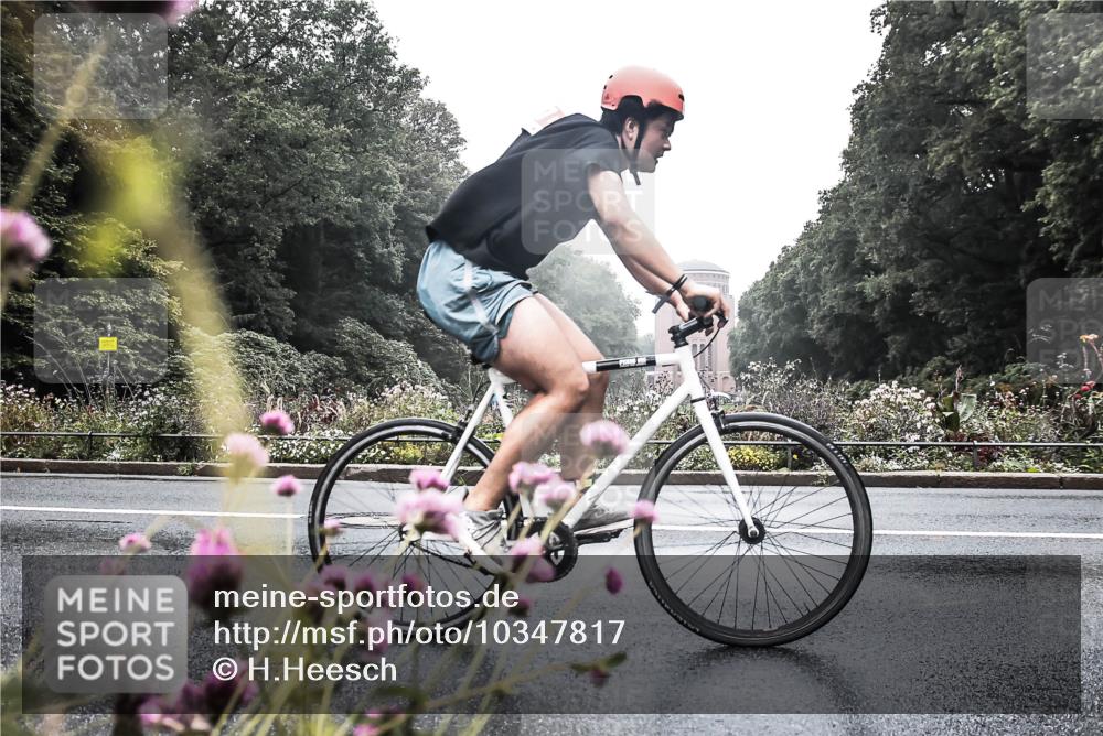 13.09.2026 - Stadtparktriathlon H.Heesch http://msf.ph/oto/10347817 13.09.2026 10:12:27 Radfahren 225, 237, 322 meine-sportfotos.de