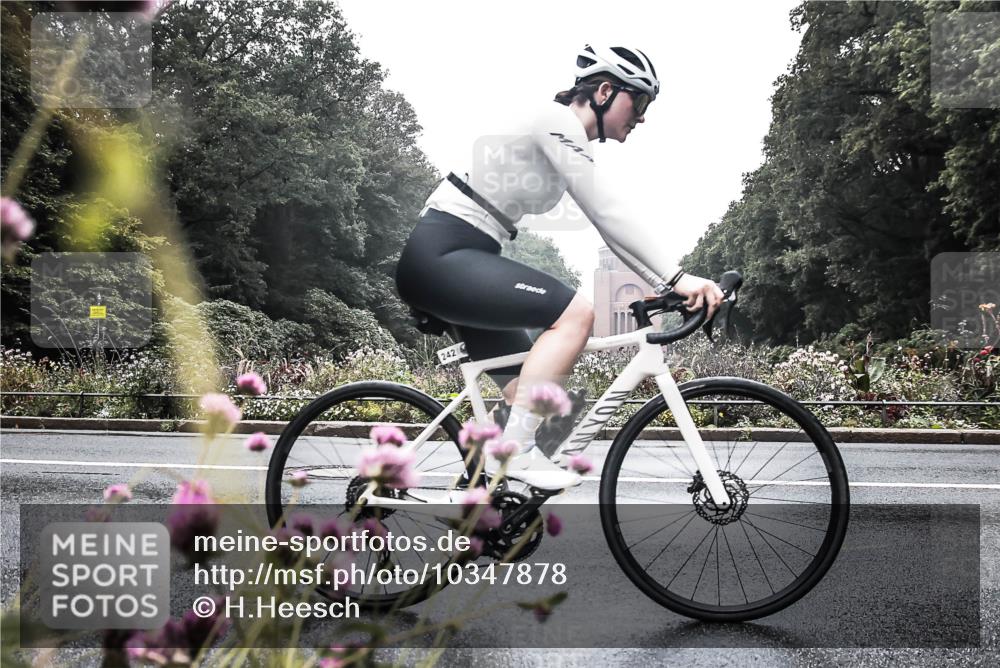 13.09.2026 - Stadtparktriathlon H.Heesch http://msf.ph/oto/10347878 13.09.2026 10:13:34 Radfahren 242, 290, 313, 321, 328 meine-sportfotos.de