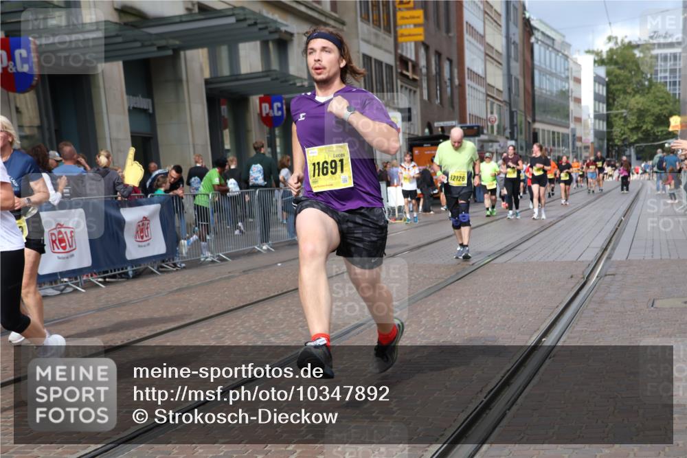 13.09.2026 - 21. swb-Marathon Bremen Strokosch-Dieckow http://msf.ph/oto/10347892 13.09.2026 11:11:03 Ziel 10419, 10510, 10546, 10611, 10977, 11036, 11062, 11216, 11231, 11289, 11458, 11679, 11702, 11745, 11870, 12126, 12148, 12220, 12311, 12396, 12464, 12508, 10148, 10163, 10313, 10461, 10462, 10527, 10547, 10644, 10653, 10792, 10841, 10911, 11043, 11047, 11141, 11237, 11327, 11335, 11465, 11483, 11513, 11691, 11756, 11846, 11993, 12401, 12507 meine-sportfotos.de