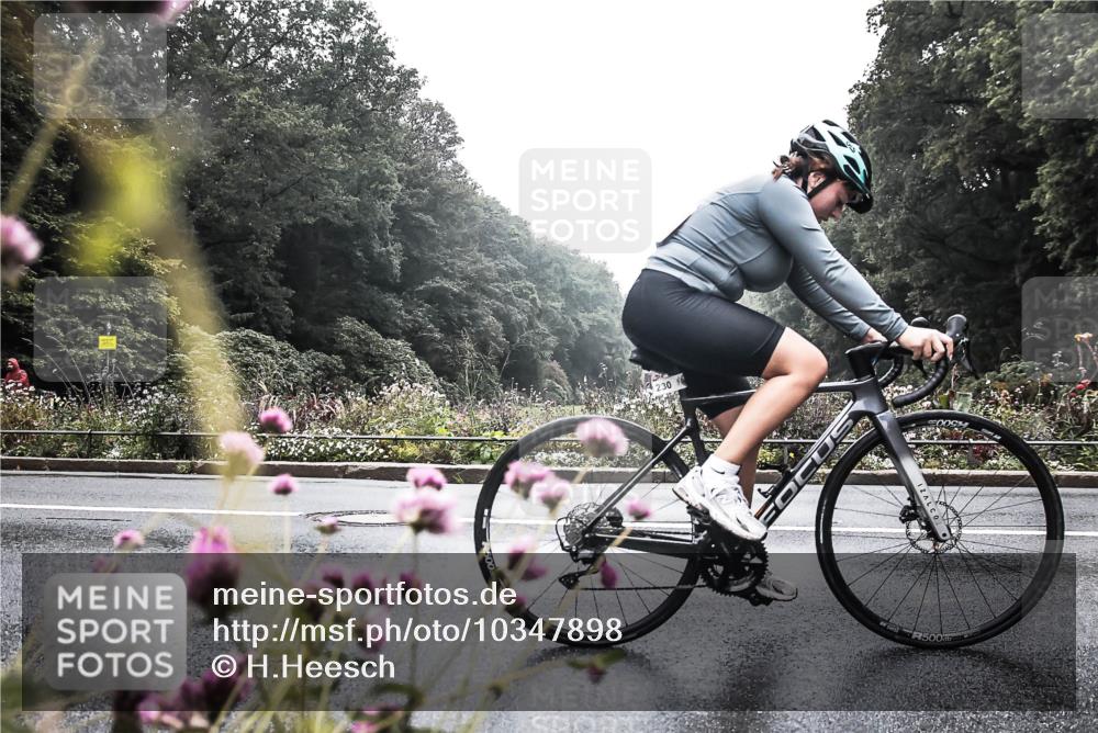 13.09.2026 - Stadtparktriathlon H.Heesch http://msf.ph/oto/10347898 13.09.2026 10:13:43 Radfahren 230, 246, 319 meine-sportfotos.de