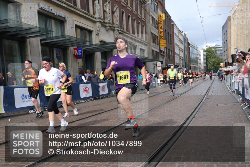 13.09.2026 - 21. swb-Marathon Bremen Strokosch-Dieckow http://msf.ph/oto/10347899 13.09.2026 11:11:04 Ziel 10419, 10510, 10511, 10546, 10611, 10977, 11036, 11062, 11216, 11231, 11289, 11458, 11533, 11679, 11702, 11745, 11870, 12126, 12148, 12220, 12311, 12396, 12464, 12508, 10148, 10163, 10313, 10461, 10462, 10527, 10547, 10644, 10653, 10792, 10841, 10911, 11043, 11047, 11141, 11237, 11327, 11335, 11465, 11483, 11513, 11691, 11756, 11993, 12401, 12507 meine-sportfotos.de