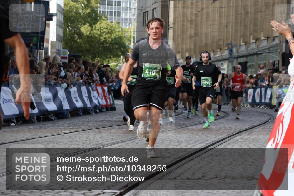 13.09.2026 - 21. swb-Marathon Bremen Strokosch-Dieckow http://msf.ph/oto/10348256 13.09.2026 13:28:40 Ziel 178, 210, 1239, 1380, 1460, 2047, 2977, 3114, 3294, 3334, 3597, 4250, 4506, 5250, 5360, 5683, 5889, 6182, 8429, 8570, 9064, 9543, 9549, 9738, 9881, 430, 722, 725, 1014, 2276, 2851, 2891, 3348, 3419, 3444, 3665, 5267, 5531, 5691, 5865, 6817, 6937, 6955, 7134, 7263, 7527, 8985, 9562, 13174 meine-sportfotos.de