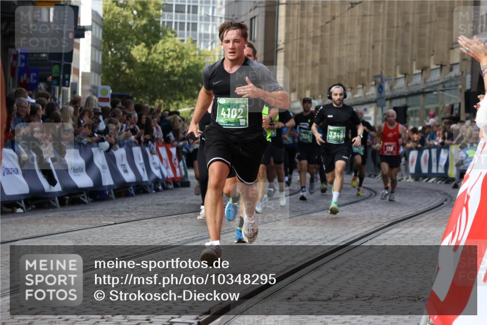 13.09.2026 - 21. swb-Marathon Bremen Strokosch-Dieckow http://msf.ph/oto/10348295 13.09.2026 13:28:40 Ziel 178, 210, 1239, 1380, 1460, 2047, 2977, 3114, 3294, 3334, 3597, 4250, 4506, 5250, 5360, 5683, 5889, 6182, 8429, 8570, 9064, 9543, 9549, 9738, 9881, 430, 722, 725, 1014, 2276, 2851, 2891, 3348, 3419, 3444, 3665, 5267, 5531, 5691, 5865, 6817, 6937, 6955, 7134, 7263, 7527, 8985, 9562, 13174 meine-sportfotos.de