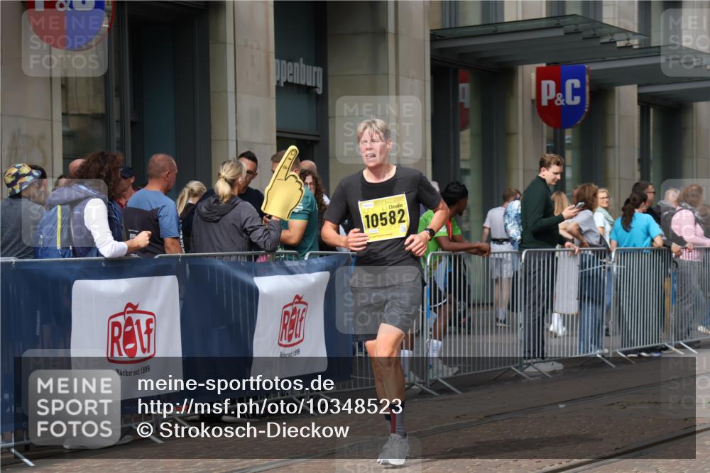 13.09.2026 - 21. swb-Marathon Bremen Strokosch-Dieckow http://msf.ph/oto/10348523 13.09.2026 11:11:39 Ziel 10490, 10582, 10616, 11585, 10155, 10510, 10511, 10546, 10552, 10616, 10977, 11036, 11216, 11239, 11289, 11458, 11533, 11702, 11870, 11927, 12082, 12126, 12220, 12286, 12311, 12336, 12464, 12508, 12553 meine-sportfotos.de