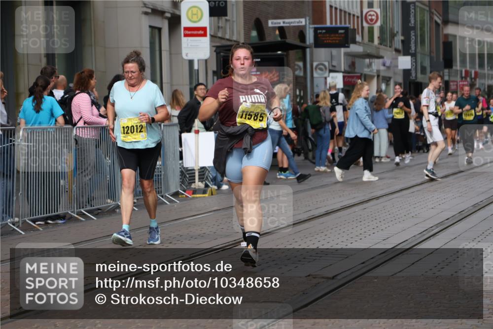 13.09.2026 - 21. swb-Marathon Bremen Strokosch-Dieckow http://msf.ph/oto/10348658 13.09.2026 11:11:50 Ziel 10414, 10490, 10582, 11052, 11585, 11633, 12012, 10155, 10510, 10511, 10546, 10552, 10582, 10616, 10977, 11239, 11289, 11533, 11702, 11927, 12082, 12220, 12286, 12311, 12336, 12553 meine-sportfotos.de