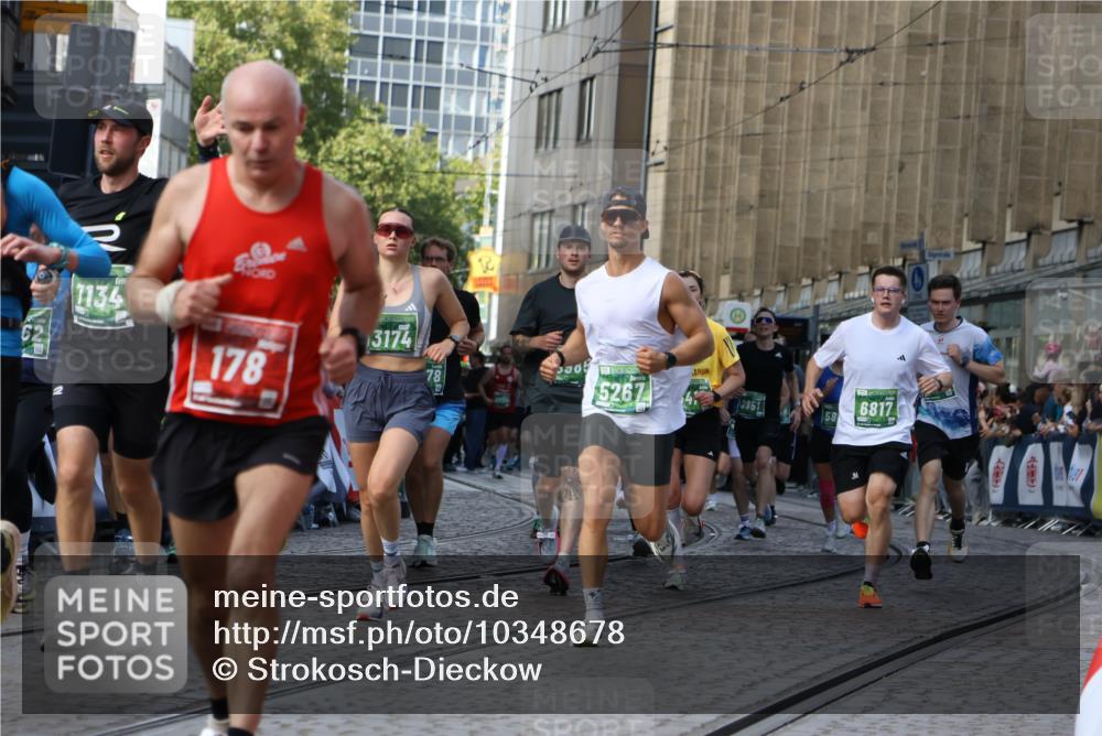 13.09.2026 - 21. swb-Marathon Bremen Strokosch-Dieckow http://msf.ph/oto/10348678 13.09.2026 13:28:47 Ziel 178, 210, 1239, 1380, 1460, 2047, 2764, 2977, 3028, 3294, 3597, 4250, 5250, 5683, 6914, 6957, 8429, 8483, 8570, 9064, 9549, 430, 565, 687, 722, 725, 936, 1014, 1274, 1688, 2223, 2378, 2851, 3419, 3665, 3938, 5225, 5267, 5531, 5691, 5865, 6099, 6817, 6937, 6955, 7134, 8984, 8985, 9562, 13174 meine-sportfotos.de