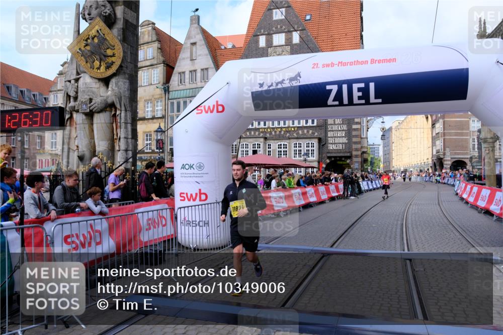 13.09.2026 - 21. swb-Marathon Bremen Tim E. http://msf.ph/oto/10349006 13.09.2026 11:21:47 Ziel 11262, 11780, 11821 meine-sportfotos.de