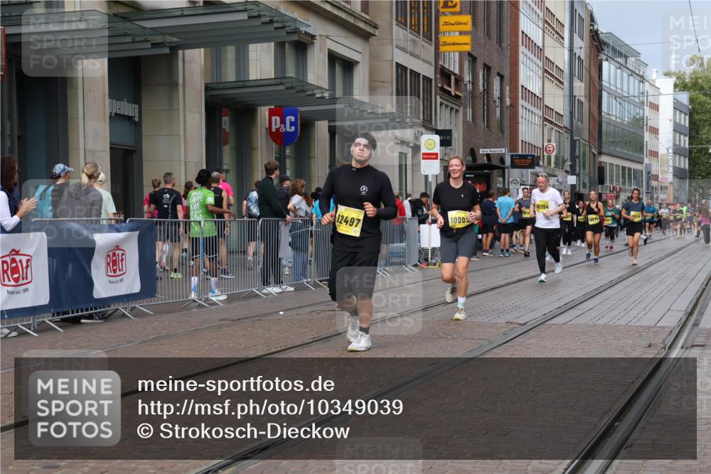 13.09.2026 - 21. swb-Marathon Bremen Strokosch-Dieckow http://msf.ph/oto/10349039 13.09.2026 11:12:21 Ziel 10354, 10483, 10743, 10874, 10875, 10909, 11090, 11657, 12234, 12423, 12497, 10213, 10406, 10414, 10490, 11052, 11585, 11633, 11716, 12012, 12327 meine-sportfotos.de