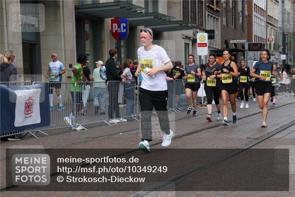 13.09.2026 - 21. swb-Marathon Bremen Strokosch-Dieckow http://msf.ph/oto/10349249 13.09.2026 11:12:26 Ziel 10354, 10483, 10743, 10874, 10875, 11090, 11657, 11671, 11832, 12234, 12423, 12497, 10213, 10406, 10414, 10909, 11052, 11633, 11716, 12012, 12327 meine-sportfotos.de