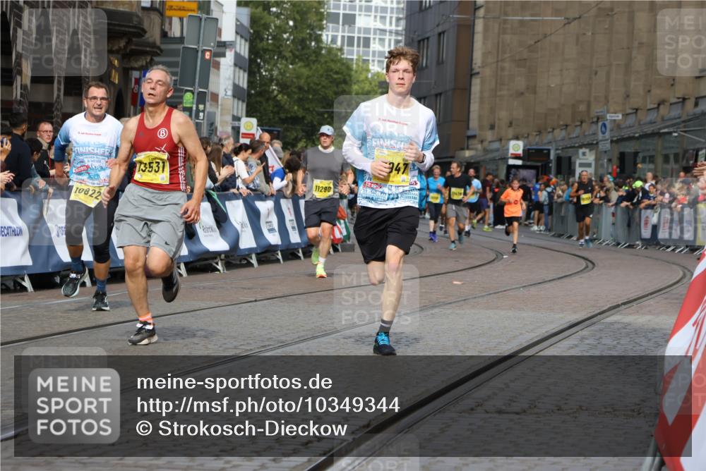 13.09.2026 - 21. swb-Marathon Bremen Strokosch-Dieckow http://msf.ph/oto/10349344 13.09.2026 10:54:10 Ziel 10141, 10174, 10227, 10255, 10478, 10579, 10684, 10685, 10708, 10838, 10905, 10947, 11206, 11489, 11502, 11596, 11950, 12075, 12244, 12331, 12341, 12356, 12405, 12435, 12492, 12515, 13597, 10359, 10503, 10577, 10631, 10749, 10837, 10884, 10996, 11099, 11118, 11361, 11476, 11843, 11989 meine-sportfotos.de
