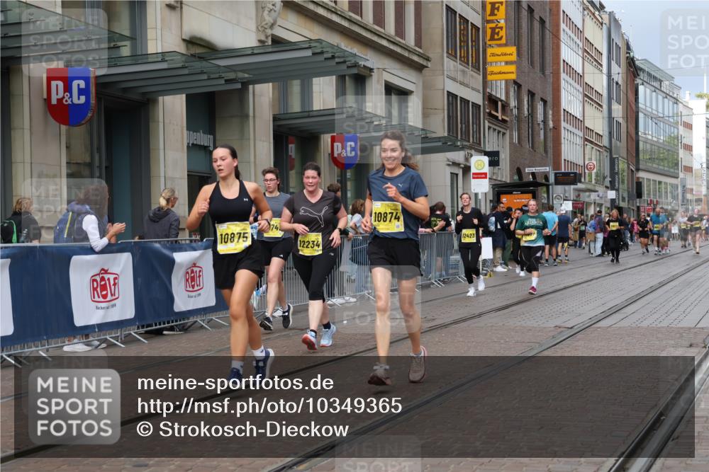13.09.2026 - 21. swb-Marathon Bremen Strokosch-Dieckow http://msf.ph/oto/10349365 13.09.2026 11:12:29 Ziel 10354, 10483, 10743, 10874, 10875, 11090, 11606, 11657, 11671, 11832, 12050, 12234, 12423, 12497, 10213, 10406, 10414, 10909, 11052, 11090, 11633, 11716, 12012, 12327 meine-sportfotos.de