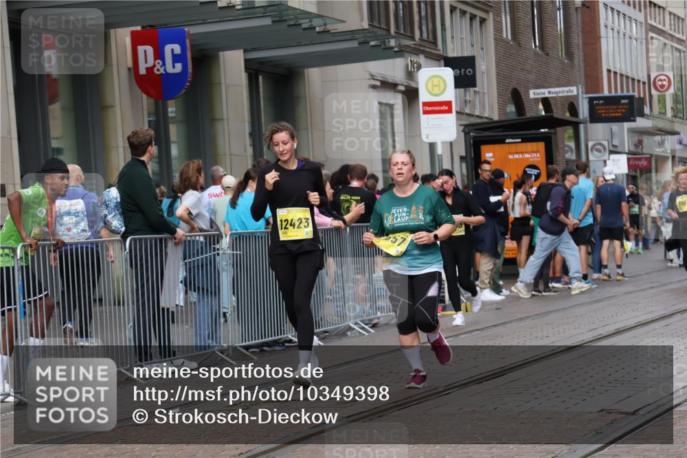 13.09.2026 - 21. swb-Marathon Bremen Strokosch-Dieckow http://msf.ph/oto/10349398 13.09.2026 11:12:31 Ziel 10354, 10483, 10743, 10874, 10875, 10893, 11606, 11627, 11657, 11671, 11832, 12050, 12060, 12234, 12423, 12497, 10213, 10406, 10414, 10874, 10875, 10909, 11052, 11090, 11633, 11716, 12327 meine-sportfotos.de