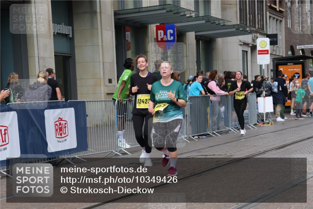 13.09.2026 - 21. swb-Marathon Bremen Strokosch-Dieckow http://msf.ph/oto/10349426 13.09.2026 11:12:32 Ziel 10354, 10483, 10743, 10893, 11606, 11627, 11657, 11671, 11832, 12050, 12060, 12234, 12423, 12497, 10213, 10406, 10414, 10874, 10875, 10909, 11052, 11090, 11633, 11716, 12327 meine-sportfotos.de