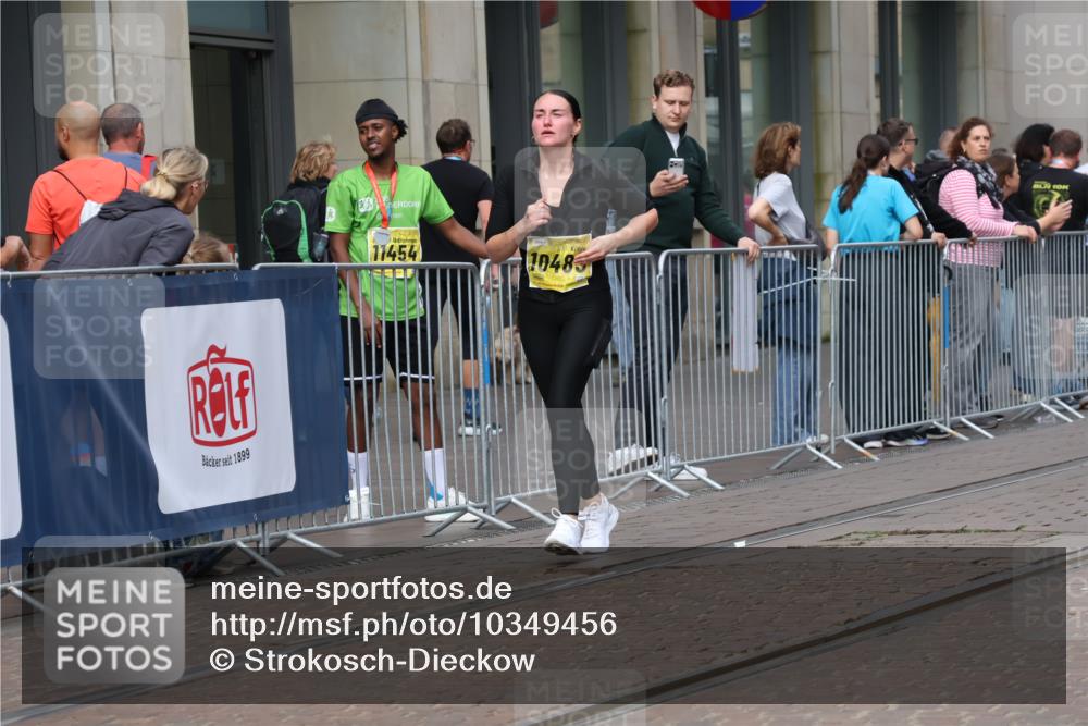 13.09.2026 - 21. swb-Marathon Bremen Strokosch-Dieckow http://msf.ph/oto/10349456 13.09.2026 11:12:36 Ziel 10483, 10804, 10893, 11357, 11606, 11627, 11657, 11671, 11832, 12050, 12060, 12234, 12393, 12418, 12423, 10213, 10354, 10406, 10414, 10743, 10874, 10875, 10909, 11052, 11090, 11633, 11716, 12234, 12327, 12497 meine-sportfotos.de