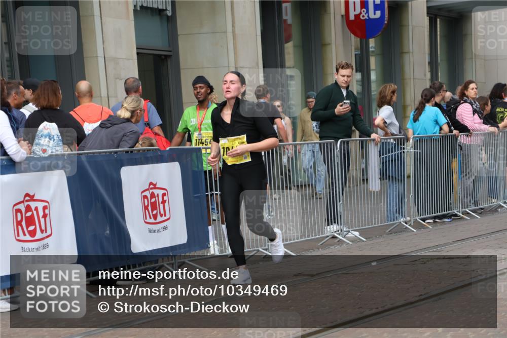 13.09.2026 - 21. swb-Marathon Bremen Strokosch-Dieckow http://msf.ph/oto/10349469 13.09.2026 11:12:36 Ziel 10483, 10804, 10893, 11357, 11606, 11627, 11657, 11671, 11832, 12050, 12060, 12234, 12393, 12418, 12423, 10213, 10354, 10406, 10414, 10743, 10874, 10875, 10909, 11052, 11090, 11633, 11716, 12234, 12327, 12497 meine-sportfotos.de