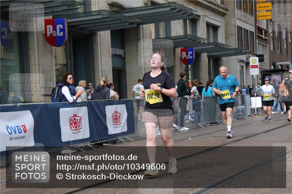 13.09.2026 - 21. swb-Marathon Bremen Strokosch-Dieckow http://msf.ph/oto/10349606 13.09.2026 11:12:45 Ziel 10483, 10804, 10893, 11048, 11357, 11606, 11627, 11671, 11832, 12050, 12060, 12393, 12418, 10354, 10743, 10874, 10875, 10909, 11090, 11657, 12234, 12327, 12423, 12497 meine-sportfotos.de