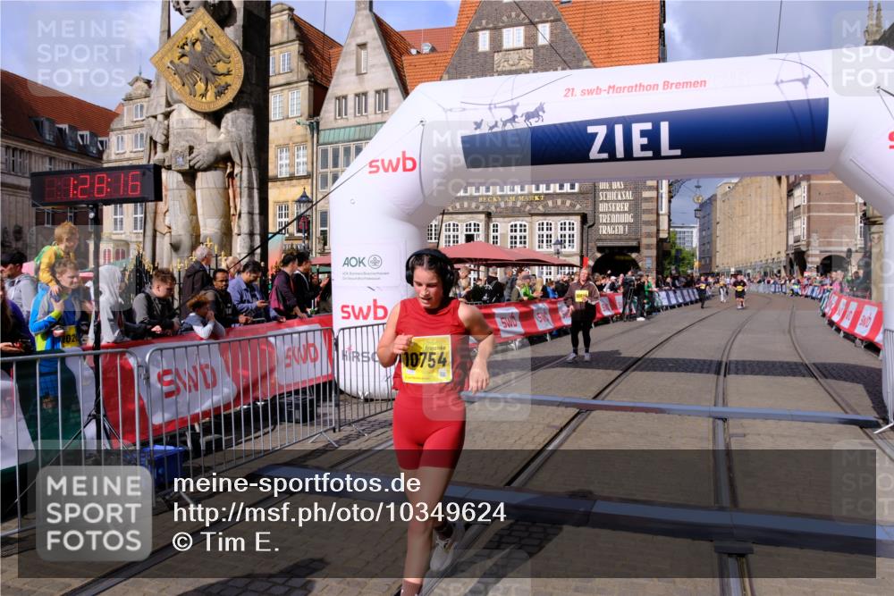 13.09.2026 - 21. swb-Marathon Bremen Tim E. http://msf.ph/oto/10349624 13.09.2026 11:23:33 Ziel 10349, 10754, 10925 meine-sportfotos.de