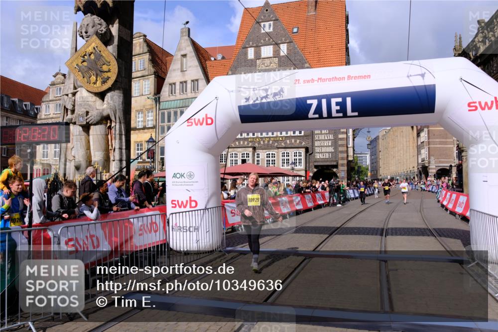 13.09.2026 - 21. swb-Marathon Bremen Tim E. http://msf.ph/oto/10349636 13.09.2026 11:23:36 Ziel 10349, 10754, 10925, 11266, 11663, 12340 meine-sportfotos.de