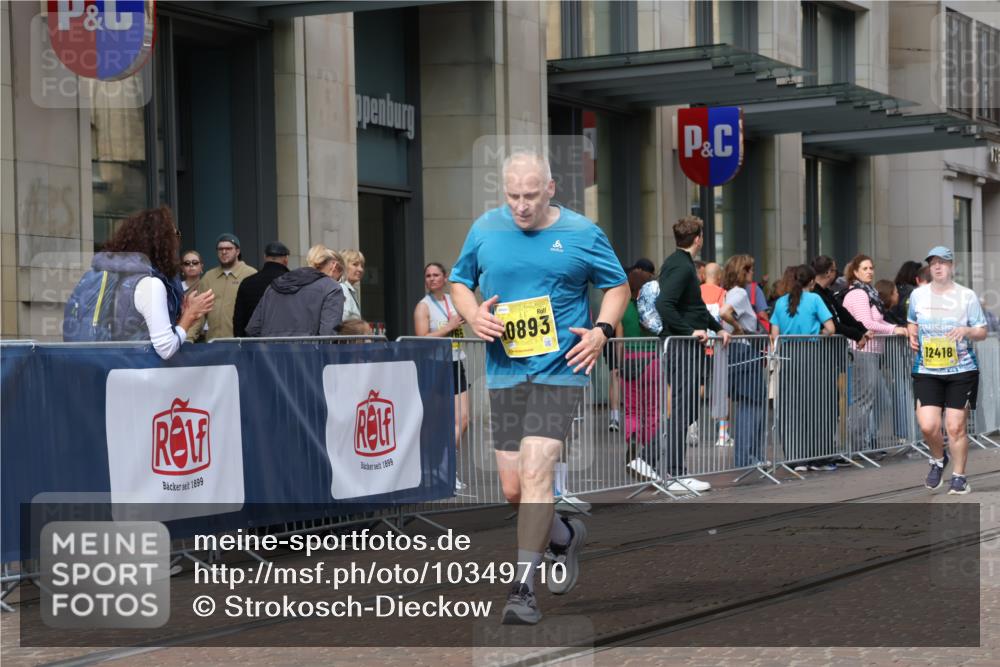 13.09.2026 - 21. swb-Marathon Bremen Strokosch-Dieckow http://msf.ph/oto/10349710 13.09.2026 11:12:47 Ziel 10804, 10893, 11048, 11357, 11606, 11627, 11671, 11832, 12050, 12060, 12393, 12418, 10354, 10483, 10743, 10874, 10875, 10909, 11090, 11657, 12234, 12423, 12497 meine-sportfotos.de