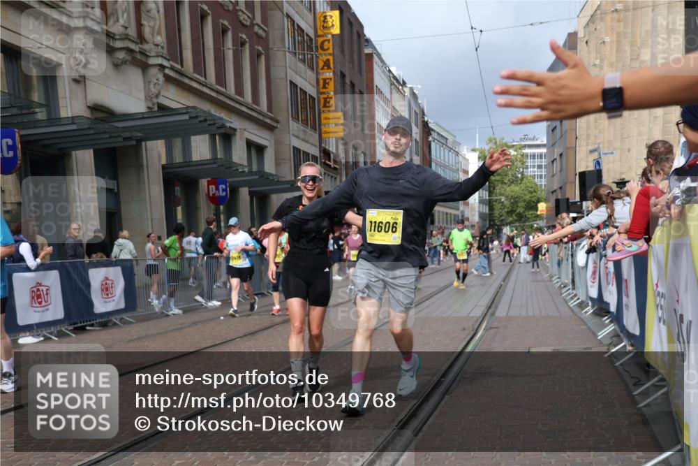 13.09.2026 - 21. swb-Marathon Bremen Strokosch-Dieckow http://msf.ph/oto/10349768 13.09.2026 11:12:49 Ziel 10804, 10893, 11048, 11357, 11606, 11627, 11671, 11832, 12050, 12060, 12393, 12418, 10354, 10483, 10743, 10874, 10875, 10909, 11090, 11657, 11671, 11832, 12234, 12423, 12497 meine-sportfotos.de