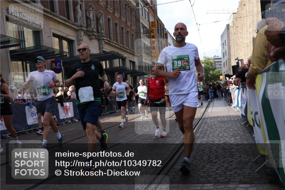 13.09.2026 - 21. swb-Marathon Bremen Strokosch-Dieckow http://msf.ph/oto/10349782 13.09.2026 13:31:27 Ziel 310, 578, 846, 1600, 3115, 3205, 3239, 3244, 3278, 3858, 3859, 3989, 4030, 4164, 4273, 4692, 4889, 4998, 5158, 5325, 5363, 5426, 5899, 6039, 6062, 6100, 6193, 6213, 6354, 6581, 6602, 7032, 7242, 7260, 7608, 7790, 7941, 7964, 8042, 8048, 8078, 8166, 8205, 8206, 8247, 8364, 8495, 8522, 8970, 9016, 9033, 9188, 9293, 9568, 9785, 9903, 9914, 13151, 13231, 217, 922, 1398, 1600, 1627, 2244, 2513, 2602, 2707, 3152, 3343, 3392, 3396, 3579, 3762, 3859, 4258, 4477 meine-sportfotos.de