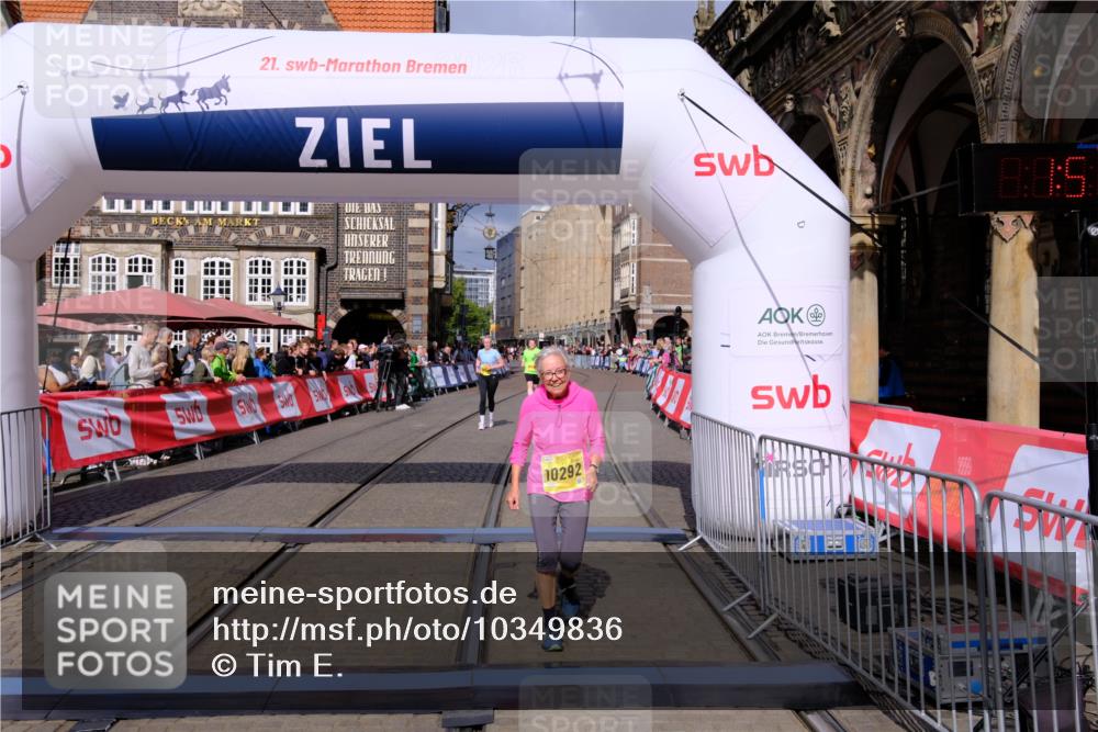 13.09.2026 - 21. swb-Marathon Bremen Tim E. http://msf.ph/oto/10349836 13.09.2026 11:24:10 Ziel 10292, 10413, 10970 meine-sportfotos.de