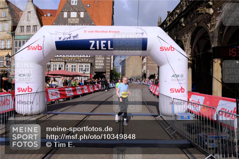 13.09.2026 - 21. swb-Marathon Bremen Tim E. http://msf.ph/oto/10349848 13.09.2026 11:24:16 Ziel 10292, 10413, 10970 meine-sportfotos.de
