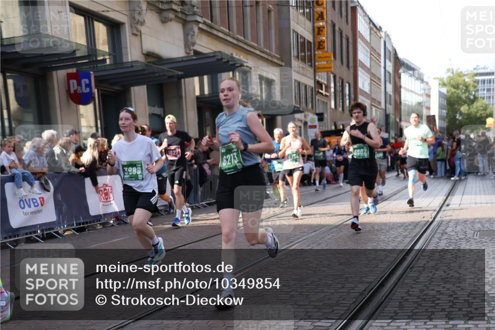 13.09.2026 - 21. swb-Marathon Bremen Strokosch-Dieckow http://msf.ph/oto/10349854 13.09.2026 13:31:29 Ziel 310, 578, 846, 3115, 3205, 3239, 3244, 3278, 3858, 3989, 4030, 4164, 4273, 4692, 4979, 4998, 5158, 5325, 5363, 5426, 5899, 6062, 6100, 6193, 6213, 6354, 6581, 6602, 7032, 7242, 7260, 7608, 7790, 7941, 7964, 8042, 8048, 8078, 8166, 8205, 8206, 8247, 8364, 8495, 8522, 8970, 9016, 9033, 9188, 9293, 9568, 9785, 9903, 9914, 13151, 13231, 217, 922, 1398, 1600, 1627, 2244, 2602, 2707, 3152, 3343, 3392, 3396, 3579, 3762, 3859, 4258, 4477, 4889, 6039 meine-sportfotos.de