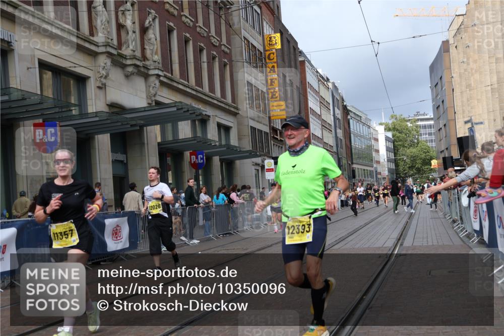 13.09.2026 - 21. swb-Marathon Bremen Strokosch-Dieckow http://msf.ph/oto/10350096 13.09.2026 11:12:57 Ziel 10804, 11048, 11357, 11670, 12393, 12418, 12521, 10354, 10483, 10743, 10893, 11606, 11627, 11657, 11671, 11832, 12050, 12060, 12234, 12423, 12497 meine-sportfotos.de