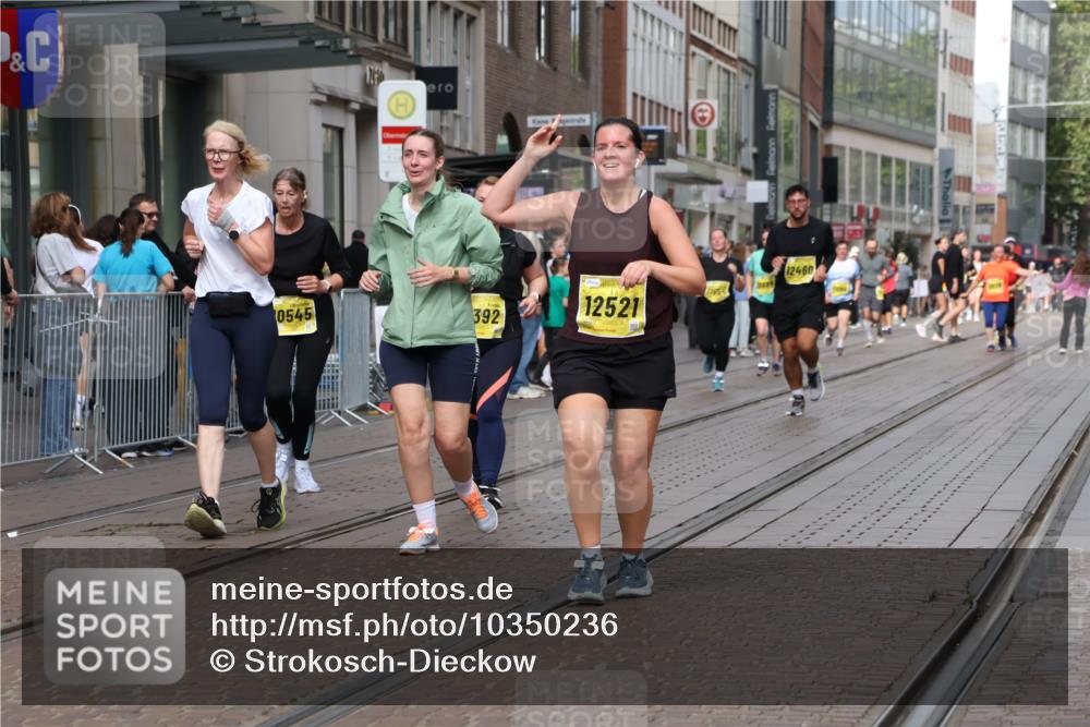 13.09.2026 - 21. swb-Marathon Bremen Strokosch-Dieckow http://msf.ph/oto/10350236 13.09.2026 11:13:14 Ziel 10484, 10545, 10766, 10883, 10889, 11084, 11392, 11670, 11954, 11999, 12010, 12280, 12460, 12521, 10804, 10893, 11048, 11357, 11606, 11627, 11671, 11832, 12050, 12060, 12393, 12418 meine-sportfotos.de