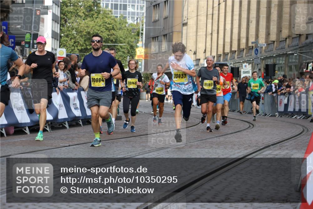 13.09.2026 - 21. swb-Marathon Bremen Strokosch-Dieckow http://msf.ph/oto/10350295 13.09.2026 10:54:31 Ziel 10359, 10577, 10749, 10822, 10996, 11010, 11099, 11118, 11290, 11329, 11361, 11476, 11765, 11843, 11989, 11998, 13531, 10589, 10608, 10704, 11040, 11174, 11389, 11569, 11874, 12038, 12519, 13526 meine-sportfotos.de