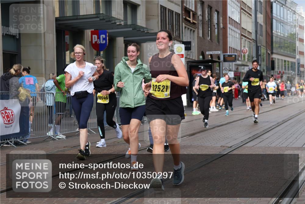 13.09.2026 - 21. swb-Marathon Bremen Strokosch-Dieckow http://msf.ph/oto/10350297 13.09.2026 11:13:16 Ziel 10484, 10545, 10766, 10883, 10889, 11084, 11392, 11670, 11954, 11999, 12010, 12280, 12460, 12521, 10804, 10893, 11048, 11357, 11606, 11627, 12050, 12060, 12393, 12418 meine-sportfotos.de