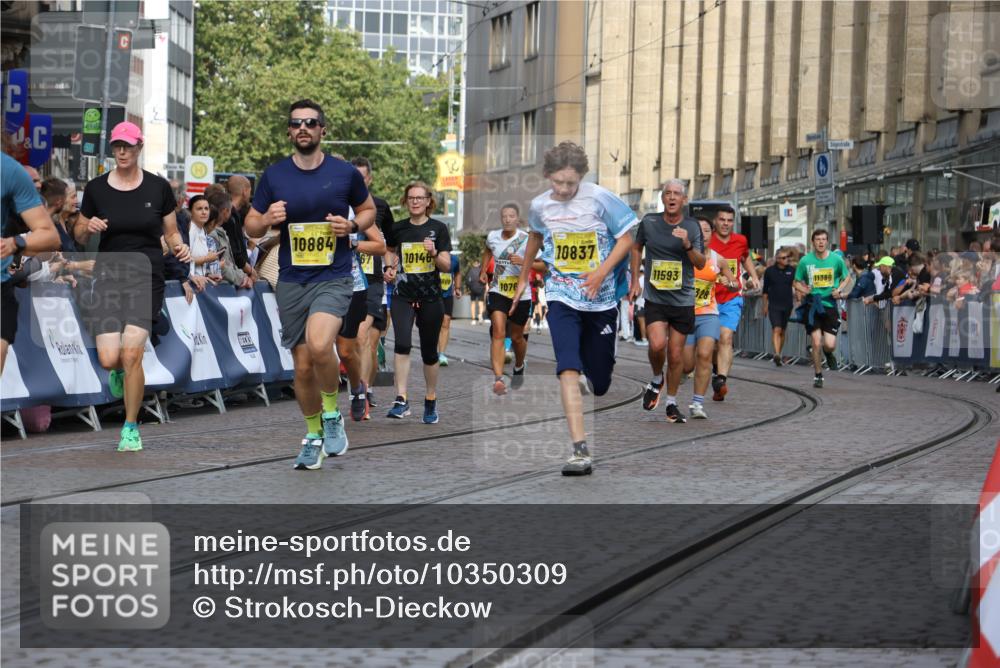 13.09.2026 - 21. swb-Marathon Bremen Strokosch-Dieckow http://msf.ph/oto/10350309 13.09.2026 10:54:31 Ziel 10359, 10577, 10749, 10822, 10996, 11010, 11099, 11118, 11290, 11329, 11361, 11476, 11765, 11843, 11989, 11998, 13531, 10589, 10608, 10704, 11040, 11174, 11389, 11569, 11874, 12038, 12519, 13526 meine-sportfotos.de