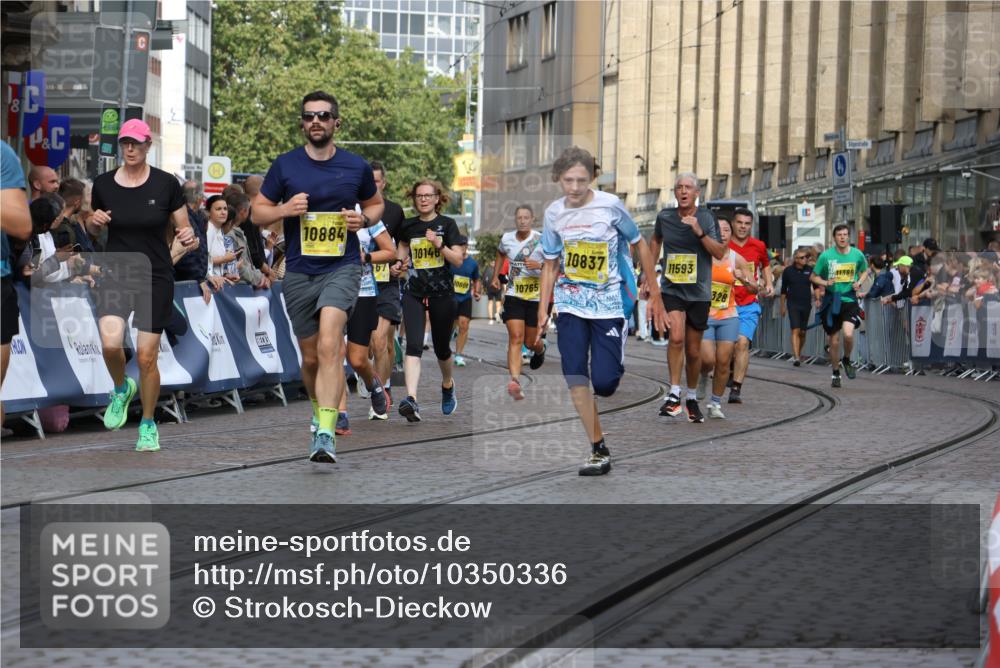 13.09.2026 - 21. swb-Marathon Bremen Strokosch-Dieckow http://msf.ph/oto/10350336 13.09.2026 10:54:31 Ziel 10359, 10577, 10749, 10822, 10996, 11010, 11099, 11118, 11290, 11329, 11361, 11476, 11765, 11843, 11989, 11998, 13531, 10589, 10608, 10704, 11040, 11174, 11389, 11569, 11874, 12038, 12519, 13526 meine-sportfotos.de