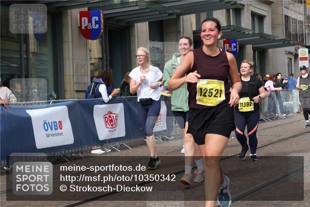 13.09.2026 - 21. swb-Marathon Bremen Strokosch-Dieckow http://msf.ph/oto/10350342 13.09.2026 11:13:17 Ziel 10484, 10545, 10766, 10883, 10889, 11084, 11392, 11670, 11954, 11999, 12010, 12280, 12460, 12521, 10804, 10893, 11048, 11357, 11606, 11627, 12050, 12060, 12393, 12418 meine-sportfotos.de