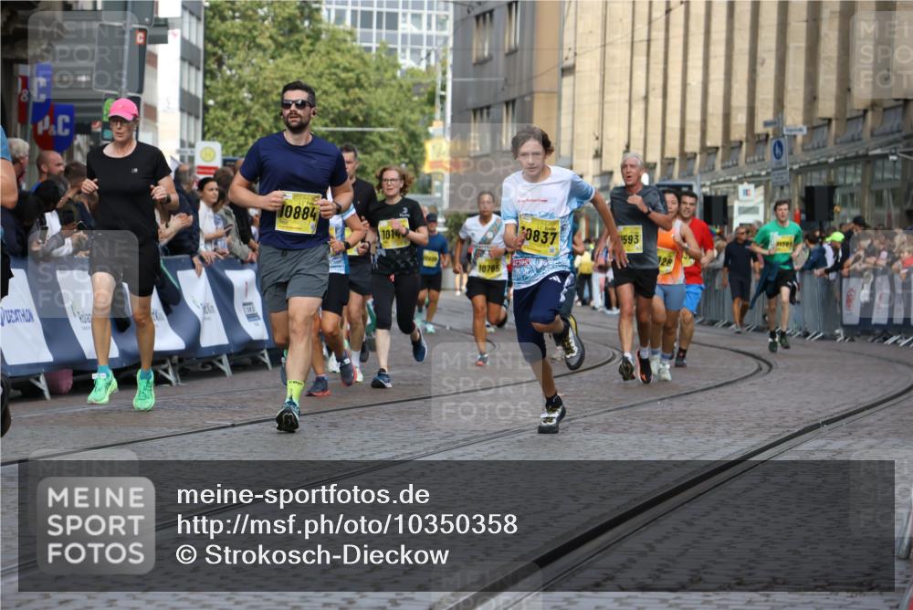 13.09.2026 - 21. swb-Marathon Bremen Strokosch-Dieckow http://msf.ph/oto/10350358 13.09.2026 10:54:31 Ziel 10359, 10577, 10749, 10822, 10996, 11010, 11099, 11118, 11290, 11329, 11361, 11476, 11765, 11843, 11989, 11998, 13531, 10589, 10608, 10704, 11040, 11174, 11389, 11569, 11874, 12038, 12519, 13526 meine-sportfotos.de