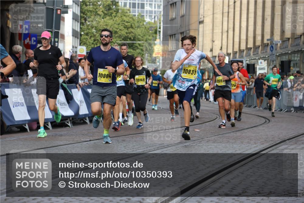 13.09.2026 - 21. swb-Marathon Bremen Strokosch-Dieckow http://msf.ph/oto/10350393 13.09.2026 10:54:31 Ziel 10359, 10577, 10749, 10822, 10996, 11010, 11099, 11118, 11290, 11329, 11361, 11476, 11765, 11843, 11989, 11998, 13531, 10589, 10608, 10704, 11040, 11174, 11389, 11569, 11874, 12038, 12519, 13526 meine-sportfotos.de