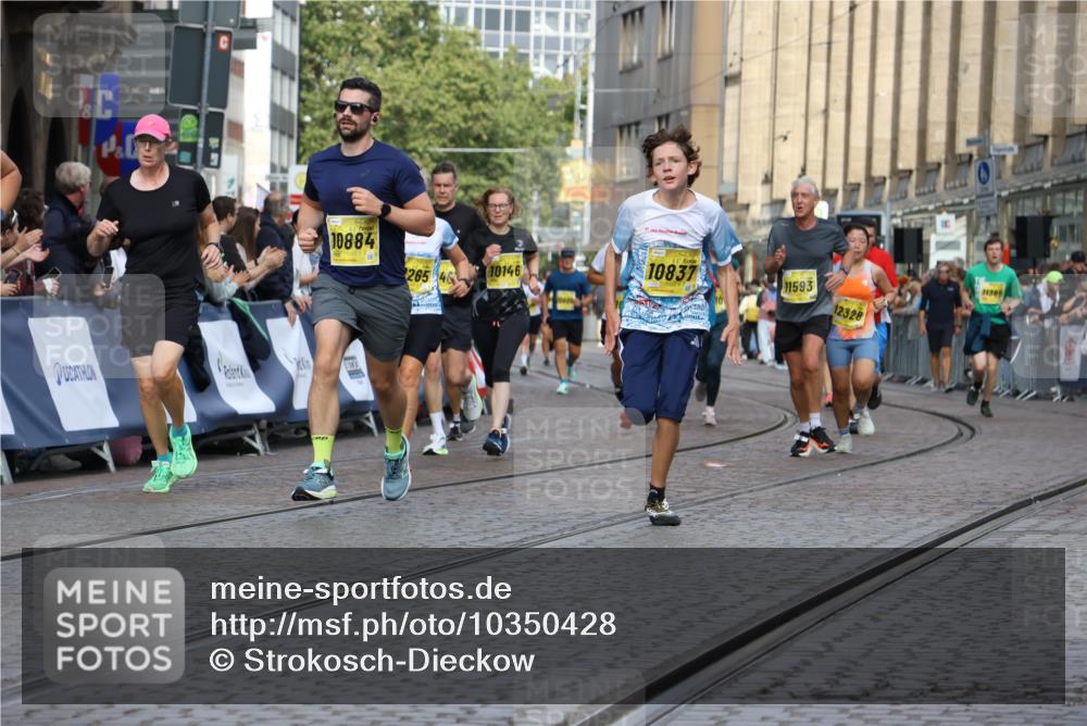 13.09.2026 - 21. swb-Marathon Bremen Strokosch-Dieckow http://msf.ph/oto/10350428 13.09.2026 10:54:31 Ziel 10359, 10577, 10749, 10822, 10996, 11010, 11099, 11118, 11290, 11329, 11361, 11476, 11765, 11843, 11989, 11998, 13531, 10589, 10608, 10704, 11040, 11174, 11389, 11569, 11874, 12038, 12519, 13526 meine-sportfotos.de